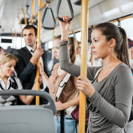 Vítima de assédio sexual em transporte público pode propor ação contra concessionária